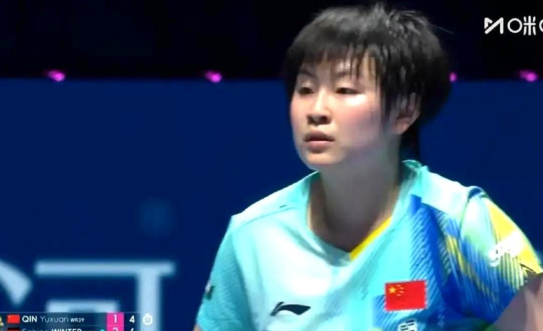 看球真能把人气出心梗。邱指导在场边都快喊破喉咙了，战术掰得稀碎，让“小蘑菇”专