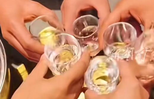 “命真大啊！”近日，湖南长沙,一男子感冒后注射了头孢类药物，三天后参加聚会时