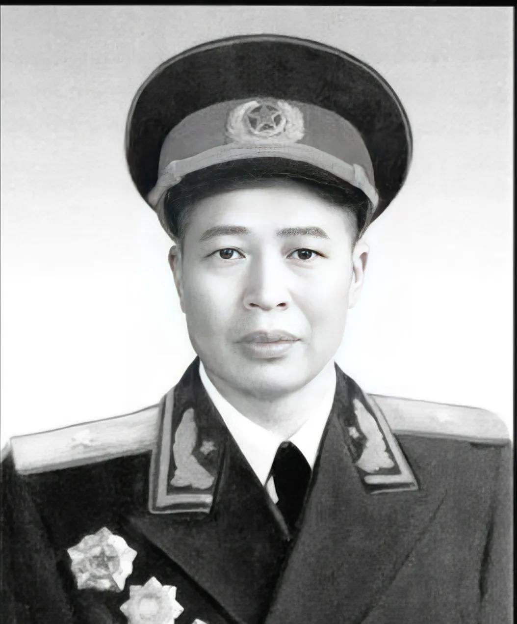 欧阳平将军，55年少将。只上过两年学，却在1938年任抗日军政大学政治教员，给