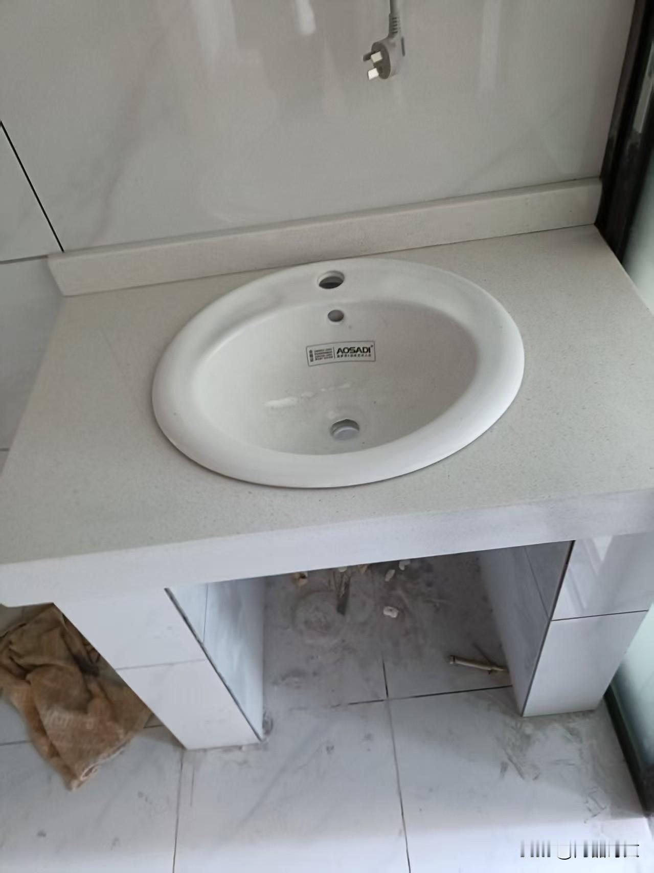 装修房子我要求用红砖做洗手台加不锈钢框架结构再放大理石台面，这样就牢固，这就是高