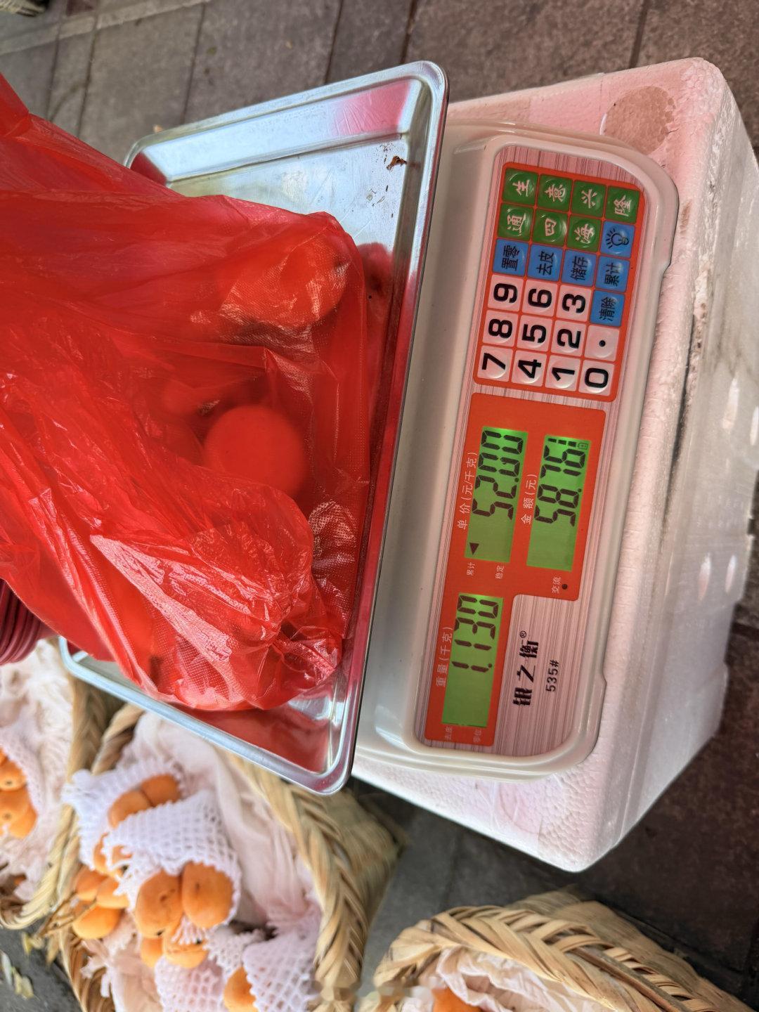 网友反映宁波东钱湖附近卖枇杷的摊有假称网友“huhu今天认真读书了吗”发帖：东