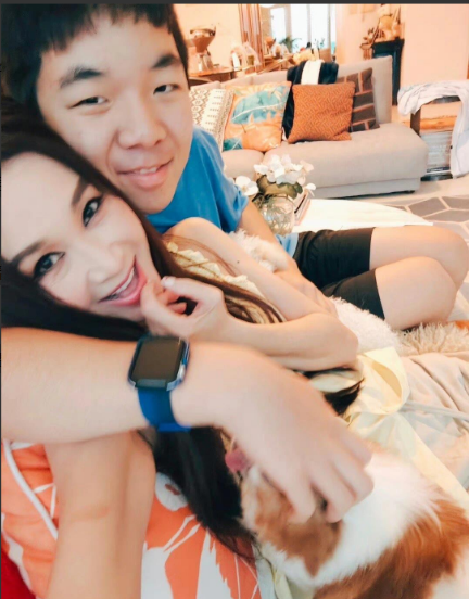 越来越不理解温碧霞了，一年四季都是“清凉”打扮也就算了，养子这么大了，也不懂