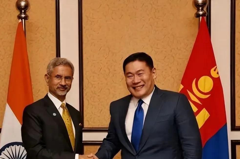 蒙古国突然想明白了，邀请我国解放軍参加其所谓多国軍演，总理亲美拉印度，因腐败将下