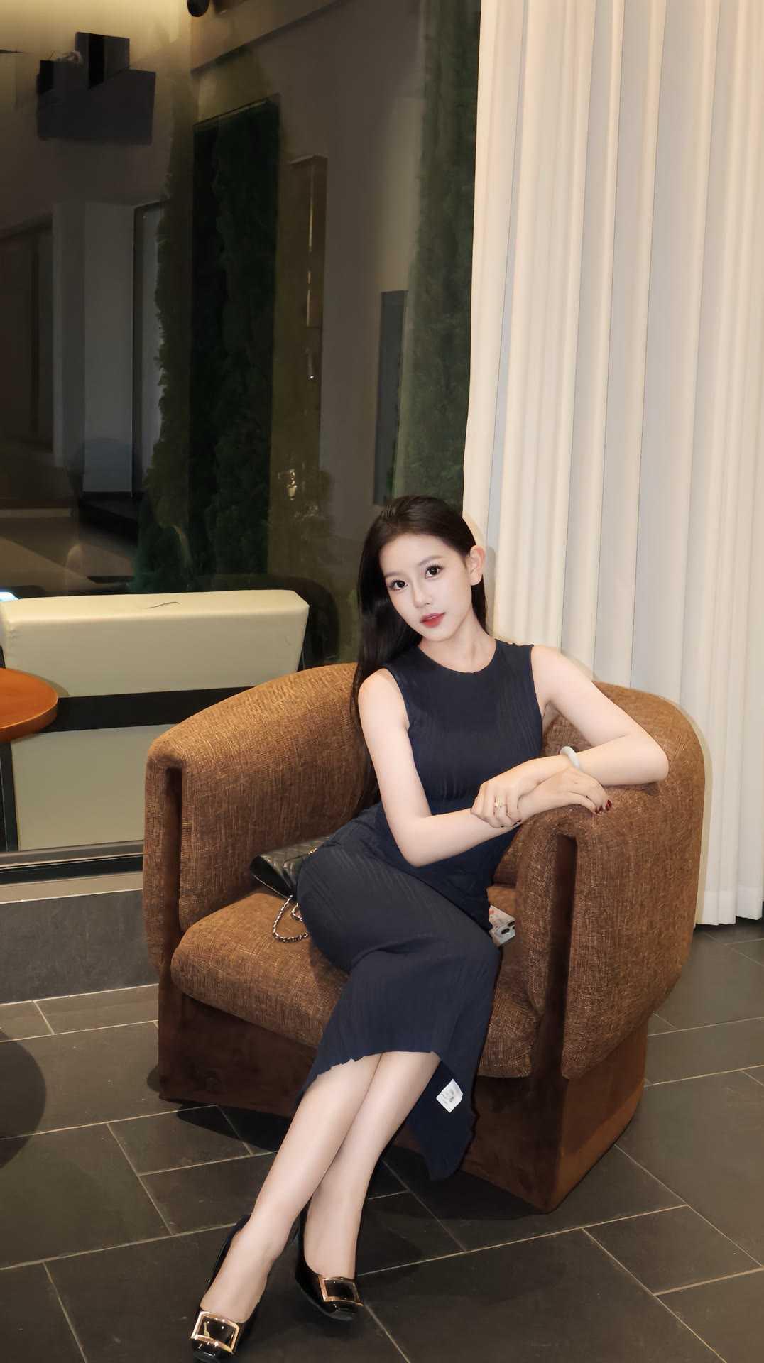 职场女性穿什么裙子好看?职场通勤穿搭，这条藏蓝针织连衣裙就是标准答案！无袖剪裁利