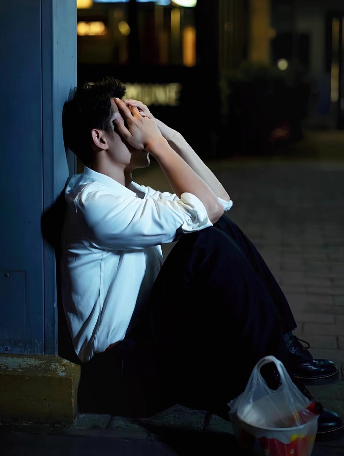 男人最丢人的四个瞬间———男人最丢人的从来不是穷，而是在家人需要时，你连撑腰的