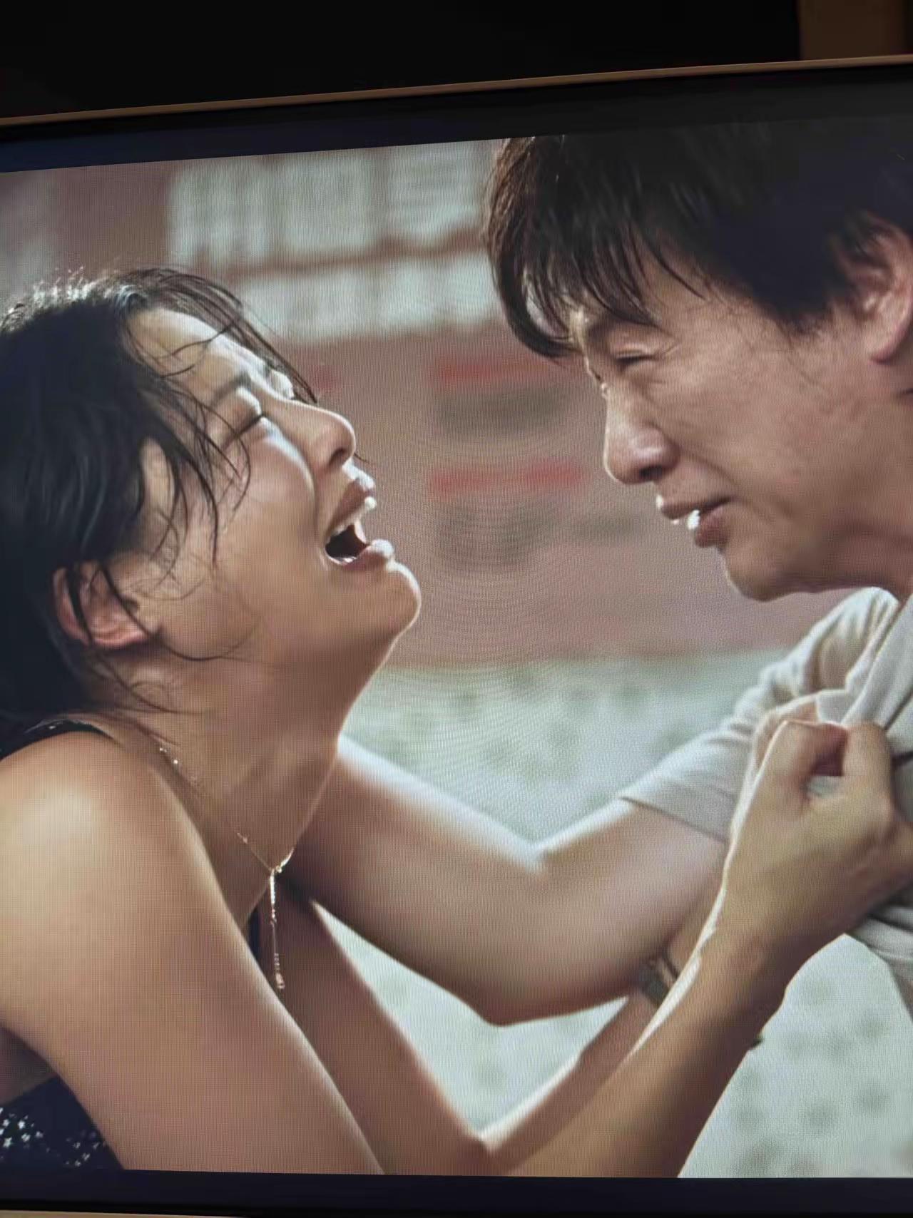 刚刷完《日掛中天》，关掉屏幕半天没缓过神。不是剧情狗血，是辛芷蕾和张颂文的表演，