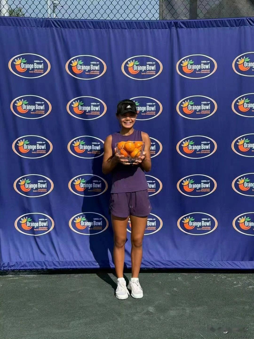 网坛彻底炸了！15岁中国小将孙心然在橘子碗J500女单决赛中，以6-4、6-1碾