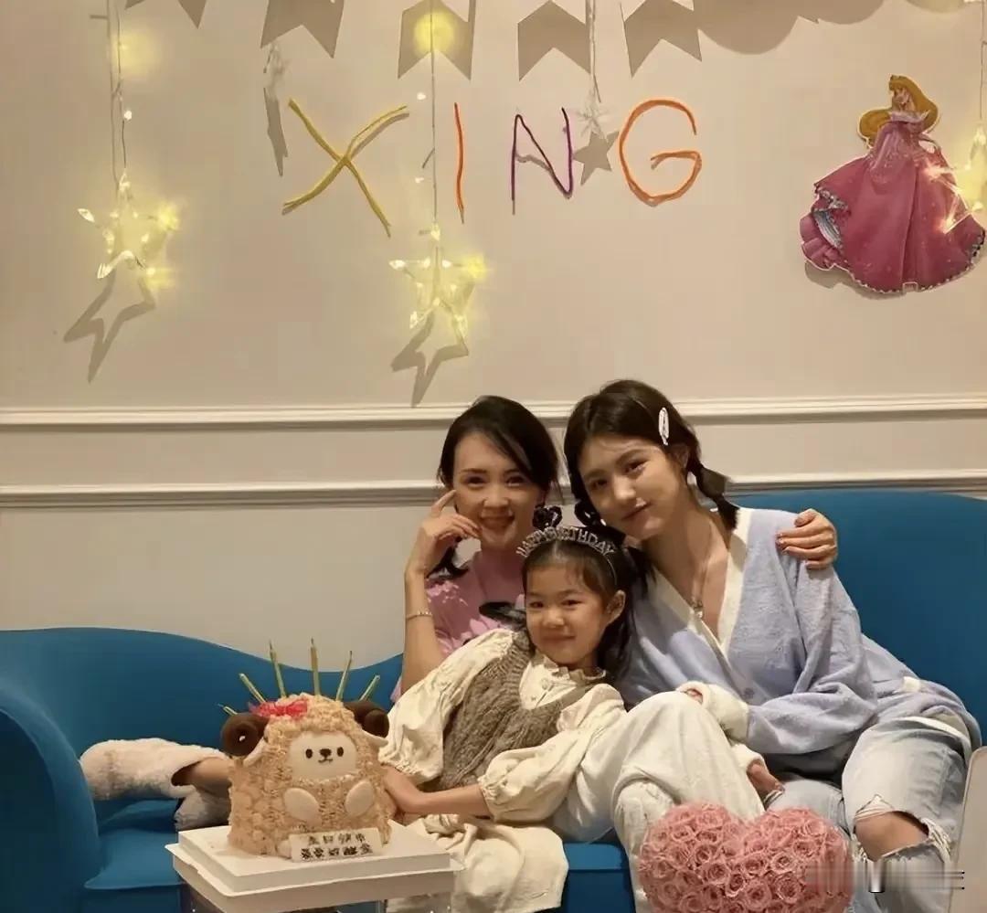 汪峰和章子怡婚姻期间，其实小苹果不跟他们一起住的，是在爷爷奶奶家。但我觉得章