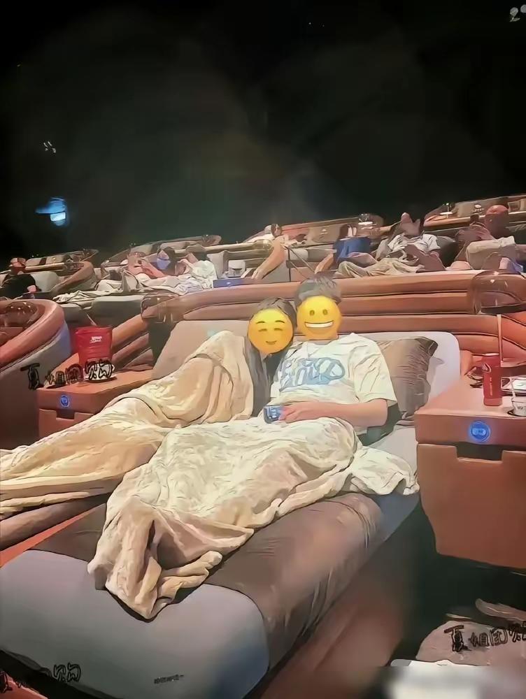 谁懂啊！现在电影院都卷成床厅了？以前看电影：硬邦邦座椅挤成沙丁鱼，腿都伸