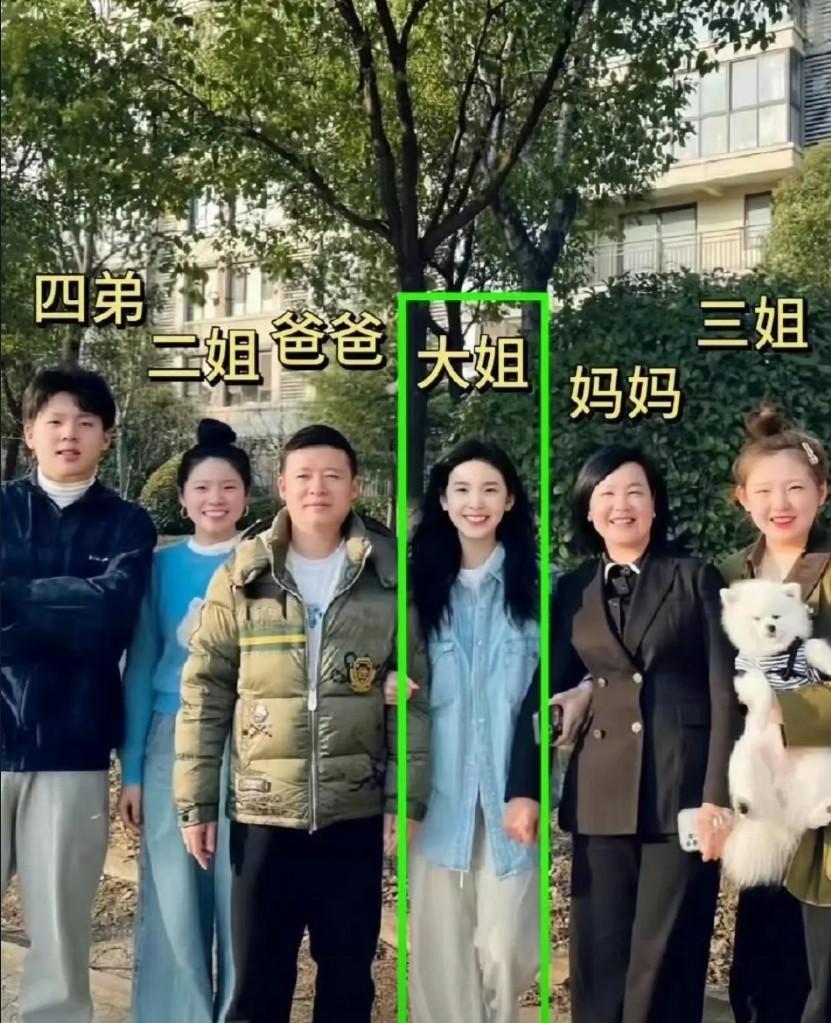 章若楠真是中了基因彩票，全家都长的一般。​​​