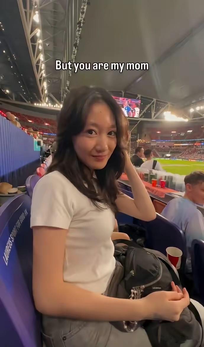 小奥莉长大变样了李小鹏的女儿奥莉14岁了看起来跟个大姑娘似的很成熟笑起来跟