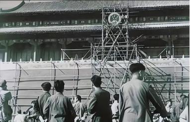 1969年末，中央打算拆掉天安门广场再重新建设，然而在施工的时候，工人们在旧天