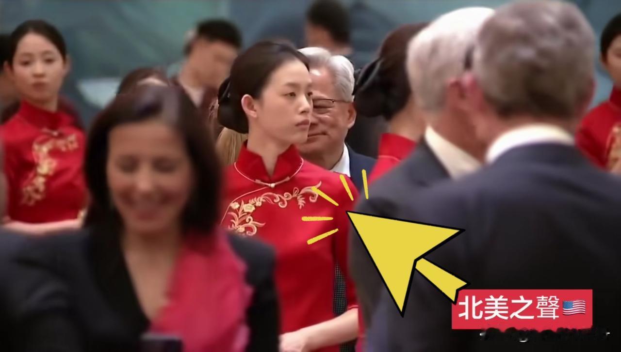 国宴上的这些红衣服服务员个个身材高挑，气质无敌，眼观六路、耳听八方，应该没有那么