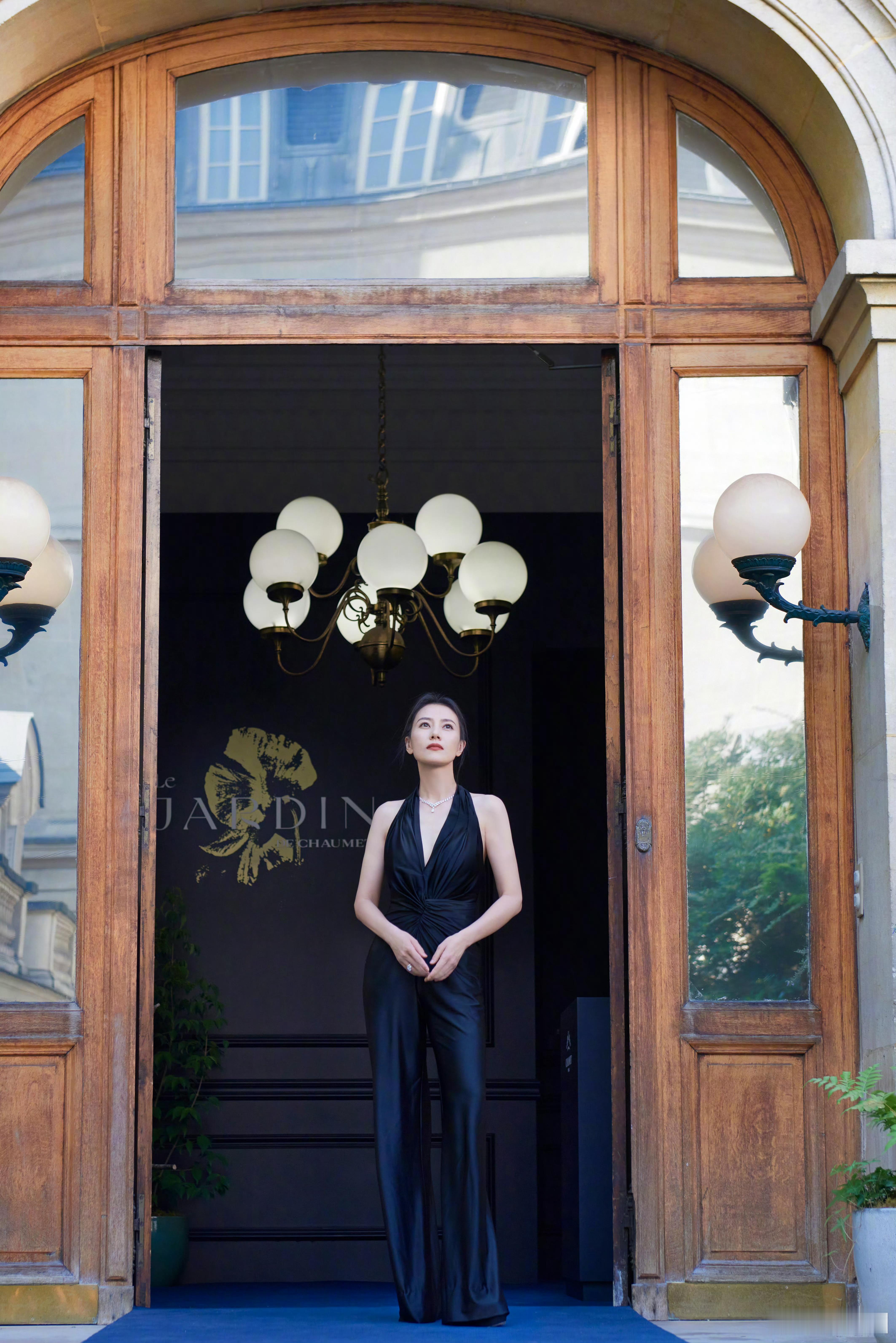 高圆圆下颌线高圆圆姐姐的状态，真的被狠狠戳中了！不是那种用力过猛的精致感，是