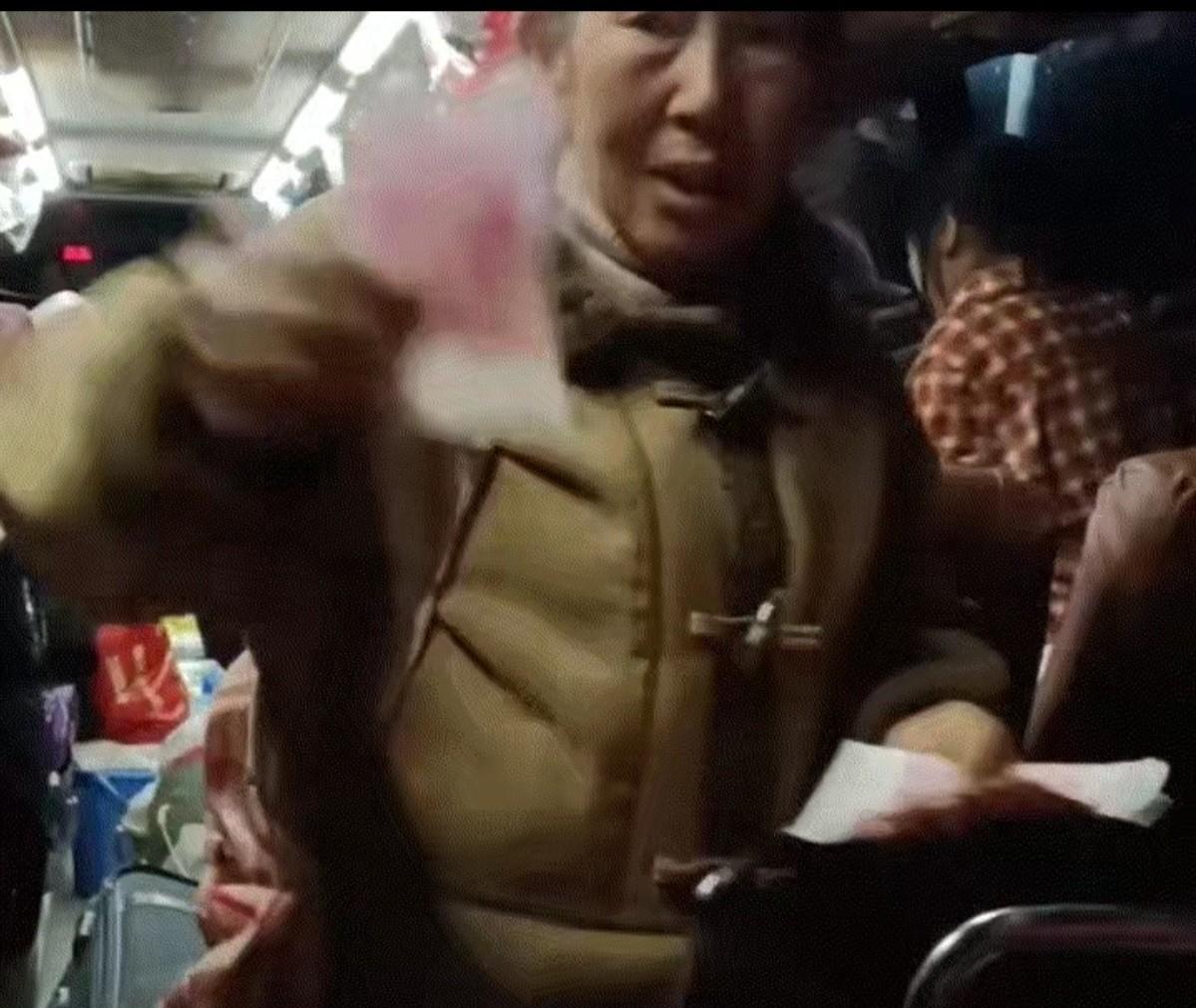 青海汽车站，一群农民工正准备坐车回乡，车子快发动时，一妇人匆匆跑过来：“师傅，等