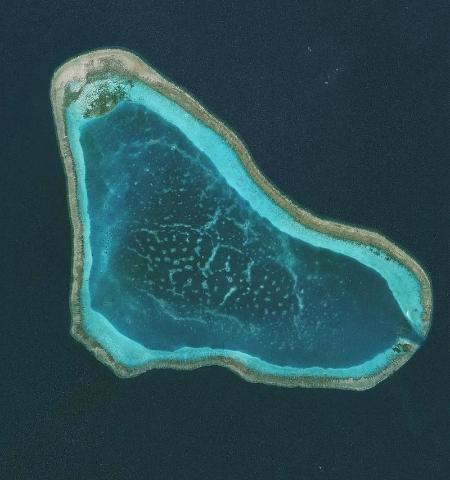 不要再说给黄岩岛填岛了，这是不现实的，我们只能守，黄岩岛周围，出了<em>泻湖</em>范围，水深