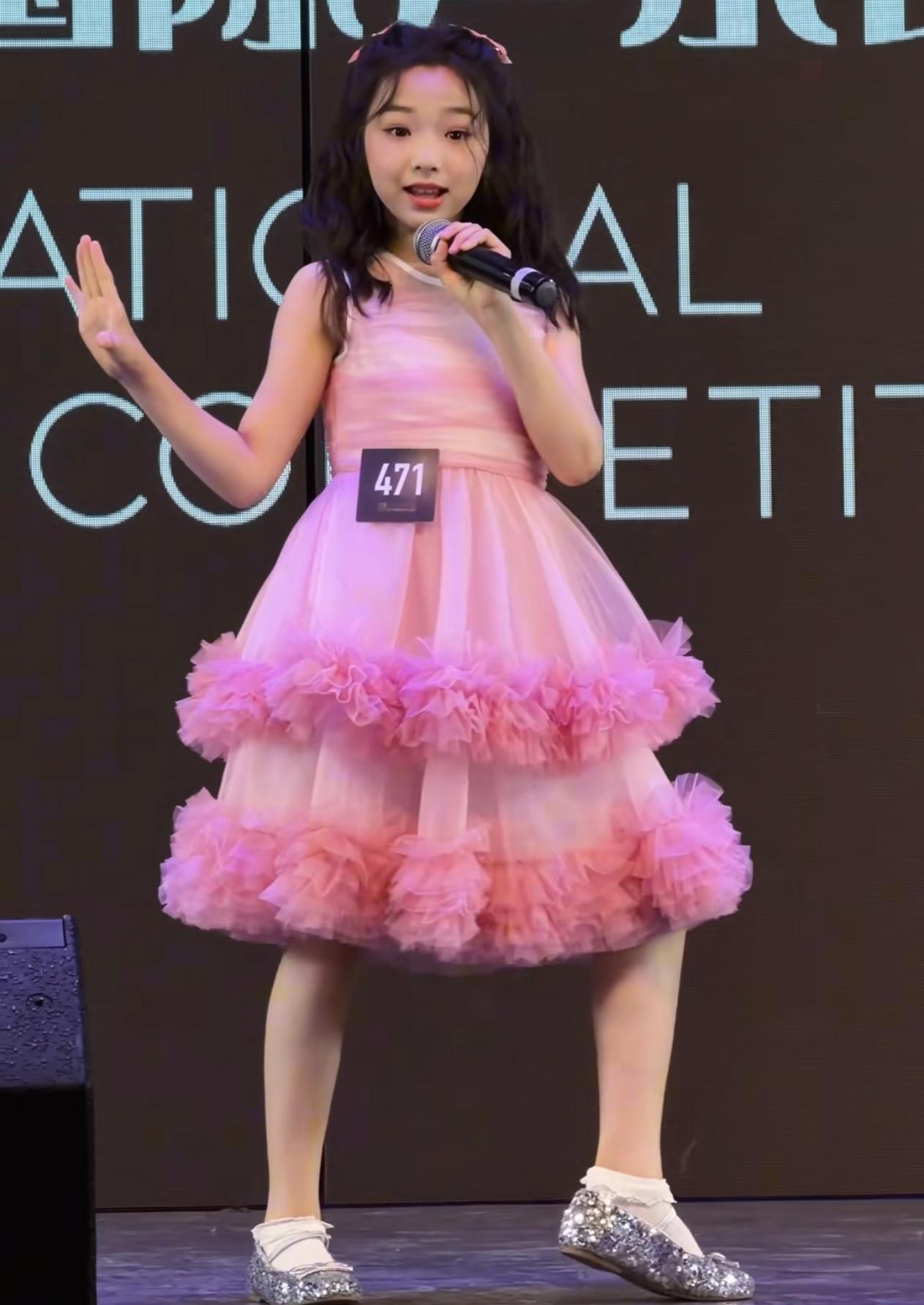 2026年7月17日，董璇的女儿小酒窝亮相首尔中韩国际声乐大赛。她一身粉色蓬蓬