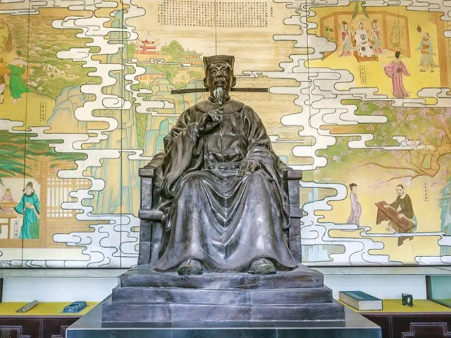 范仲淹的四个儿子：1.长子范纯祐：生母李氏，自幼聪慧过人，10岁博览群书，对