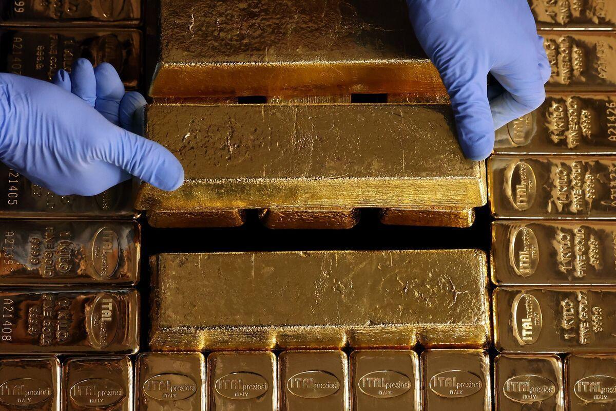 金价徘徊于历史高位附近，交易员密切关注美国数据及委内瑞拉局势