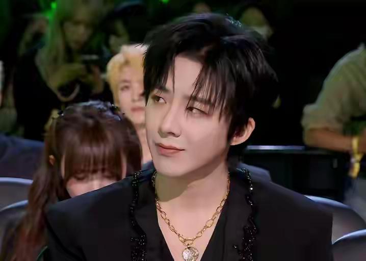 36岁刘宇宁刚登2026马年春晚唱《许我再少年》，不到半个月就官宣新剧《玫瑰丛生