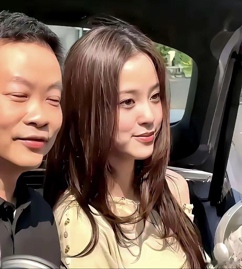 小鹏汽车CEO何小鹏和欧阳娜娜站在一起，用哪四个字来形容比较贴切？​​​