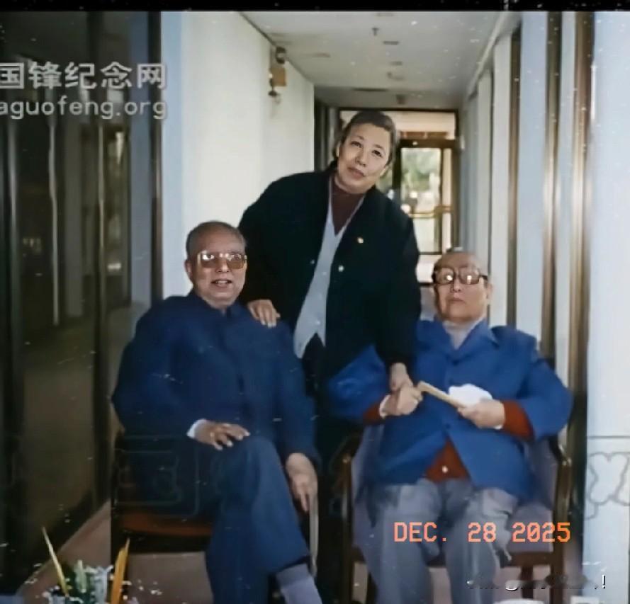 1995年12月，退休多年的华国锋同志专程来到深圳考察！虽已离开领导岗位，但他始