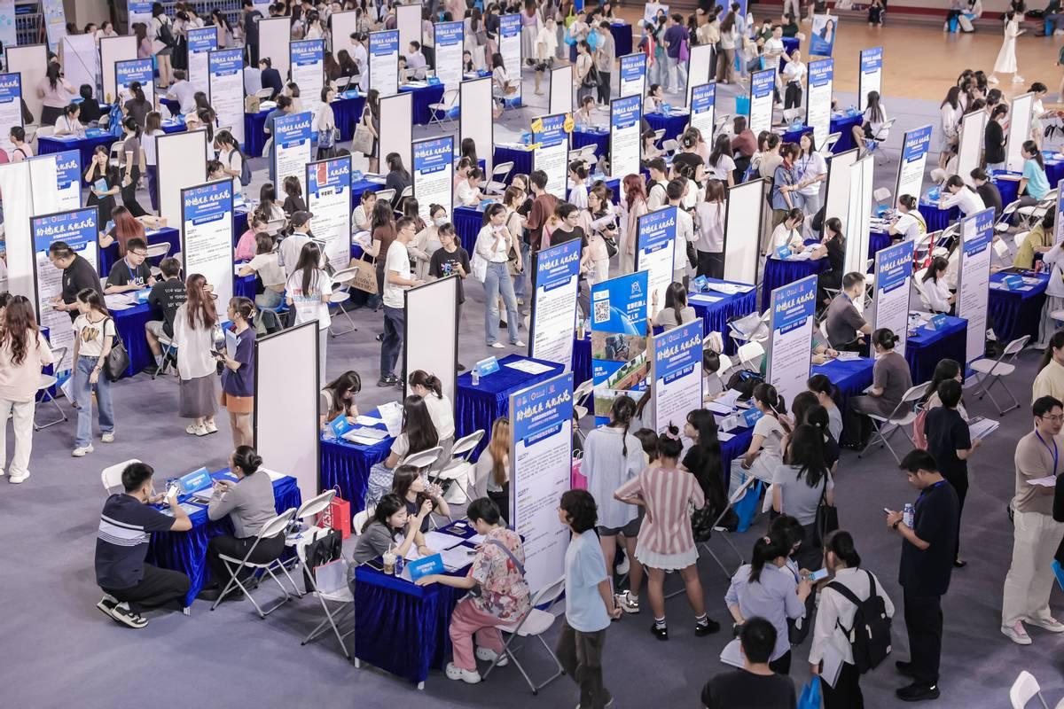 为什么大公司都会死死盯着你的“第一学历”？哥们儿，你先记住一句最扎心的话：因为在