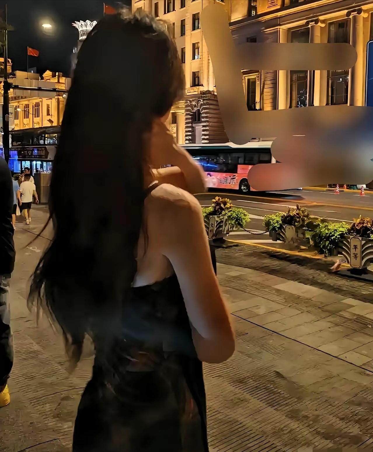 作大了！海南海口，女子在街边招嫖，一便衣民警假扮客人询价，女子带他进了附近的出