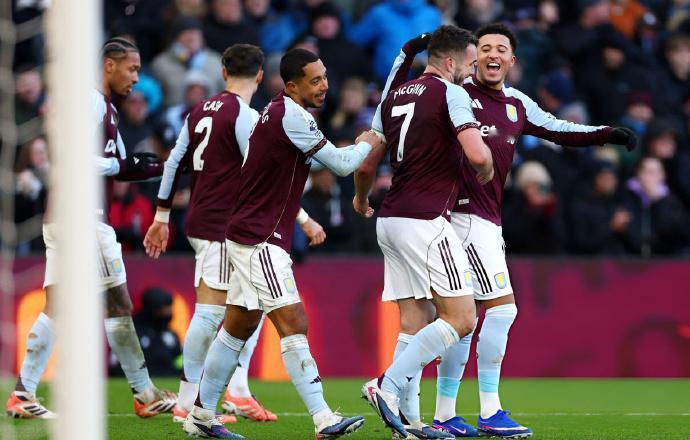 太离谱了，诺丁汉森林和维拉的英超比赛，这女边裁简直乱举旗，吓得var都不敢回放