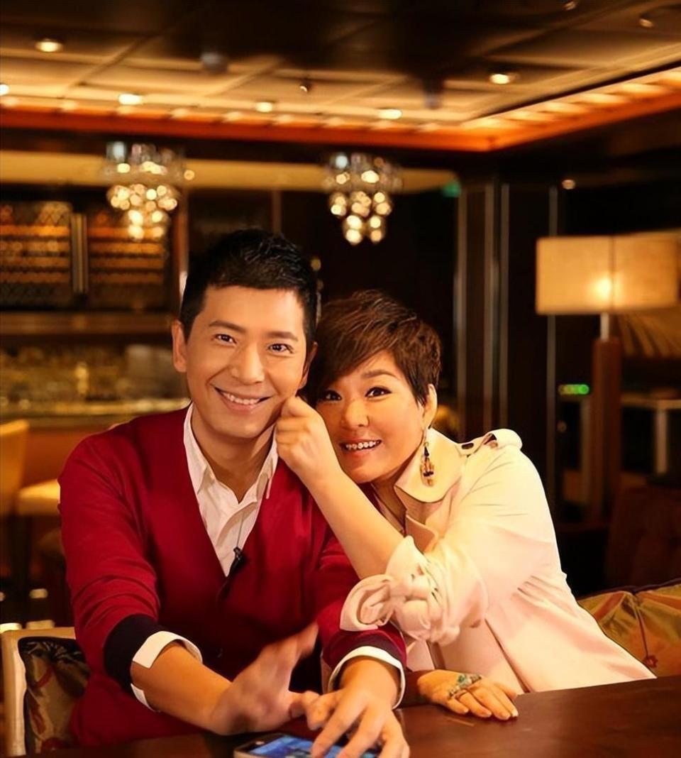 李静：清迈这庙逛第三遍了，你咋还这么兴奋？戴军：跟对的人，去哪儿都是新鲜事。