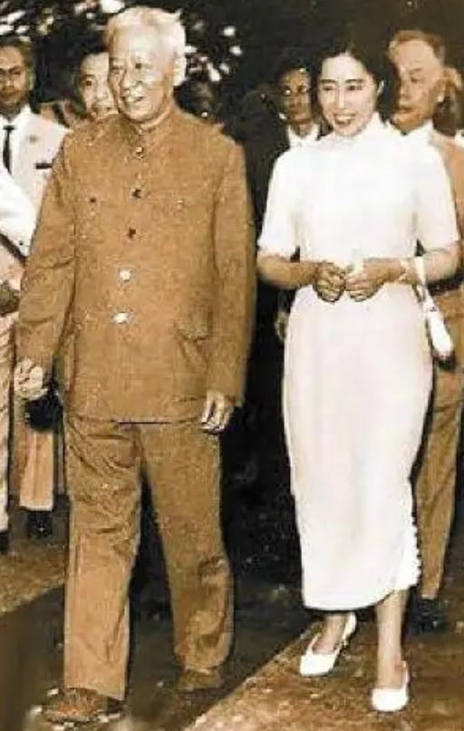 1948年，刘少奇在西柏坡迎娶了他的第六任妻子王光美。这是刘少奇一生中最后一段婚