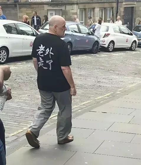 快看！外国友人穿的衣服也太逗了吧！身上印的汉字，也不知道他到底明不明白上面写的啥