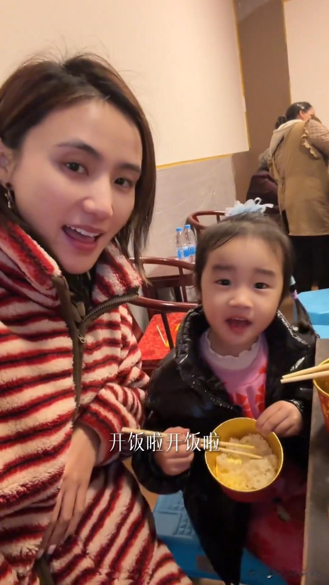 2月20日，李亚鹏前妻海哈金喜更新年夜饭vlog，并配文“省服一穿，回家过年”。