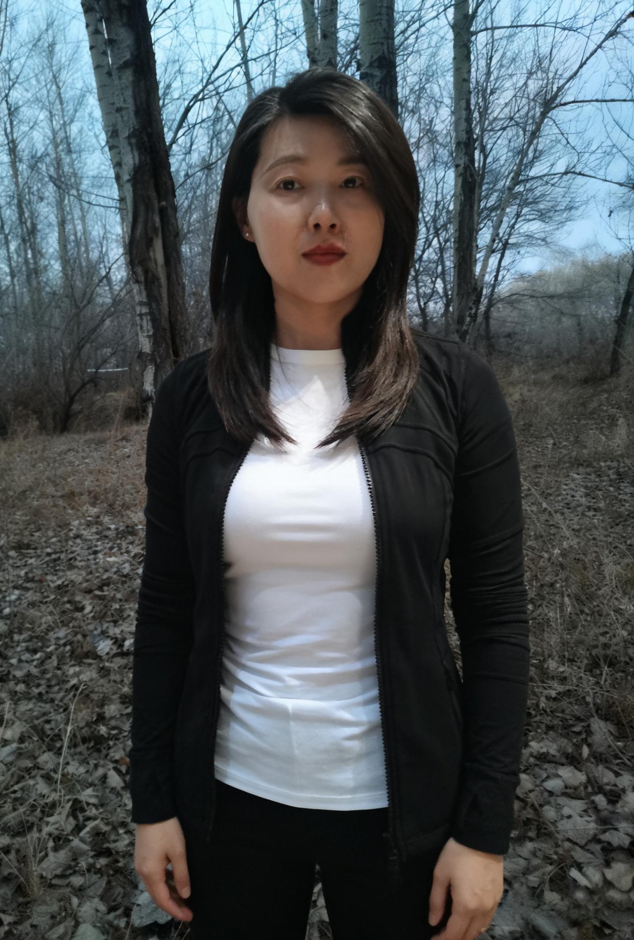 斜阳光影里，春花淡淡开。