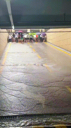 尽力了，还是没能挺住！近日，广东惠州的大雨，致使城市内涝严重，一段地下停车场