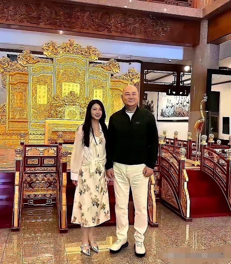 迟重瑞和年轻女性的合影被放大解读后，网上又开始猜测他是否要再婚。其实，这更像一