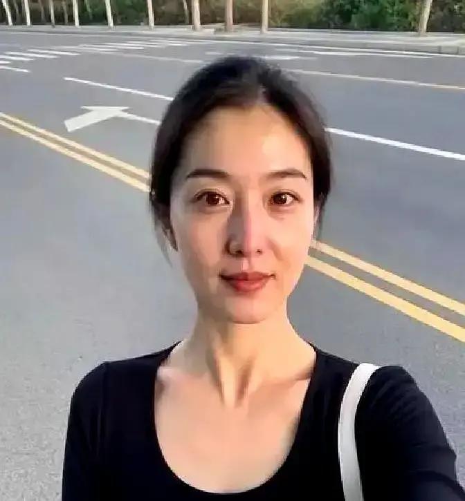 抖音博主@生活有点甜发视频说，离婚三年她突然给前夫发微信，对方回了六个字：不领证