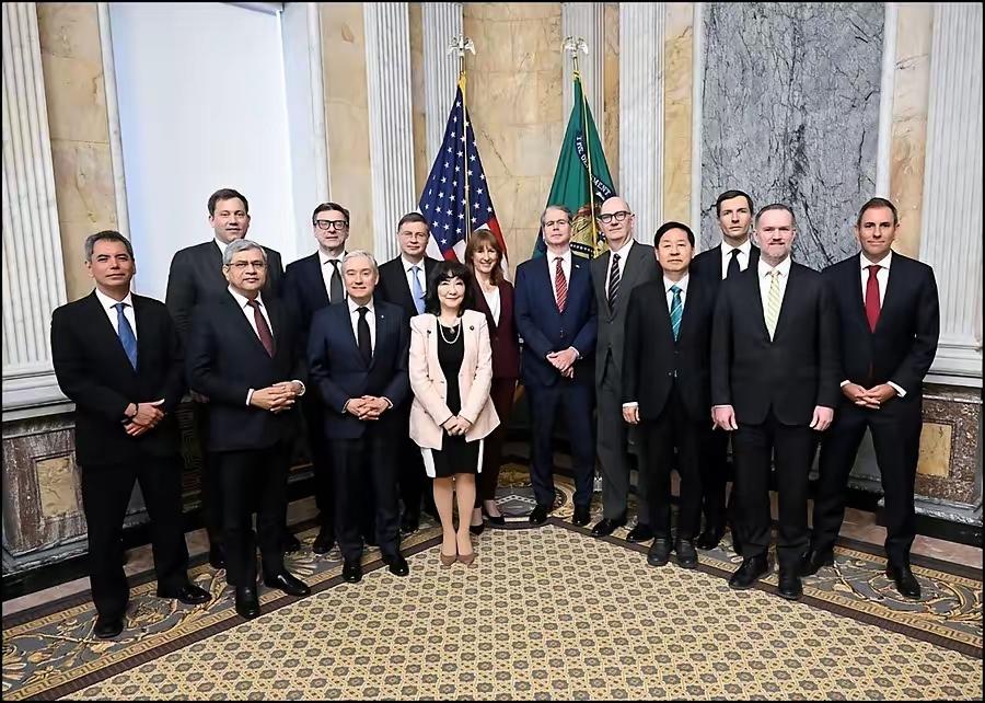 美国财政部长贝森特今天（1月13日）发文说：“在美财政部今日主办的财长会上，我欣