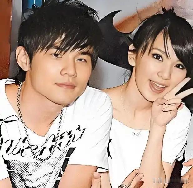 昆凌出了名的小心眼，可能最近都要被内地这群网友气死了。刚结婚那会儿大家都爱说她比