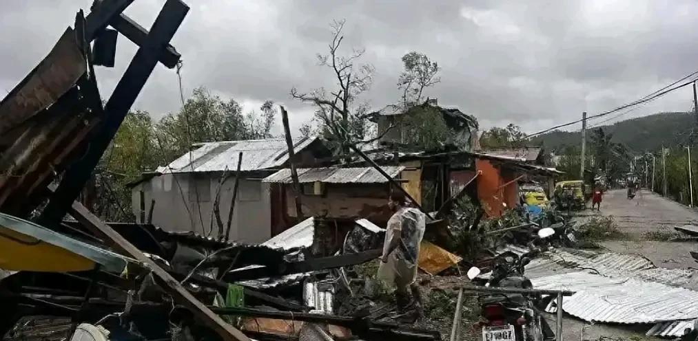 菲律宾遭到重创，海鸥，凤凰二个超强台风接连袭击菲律宾，导致上百万人无家可归，死亡