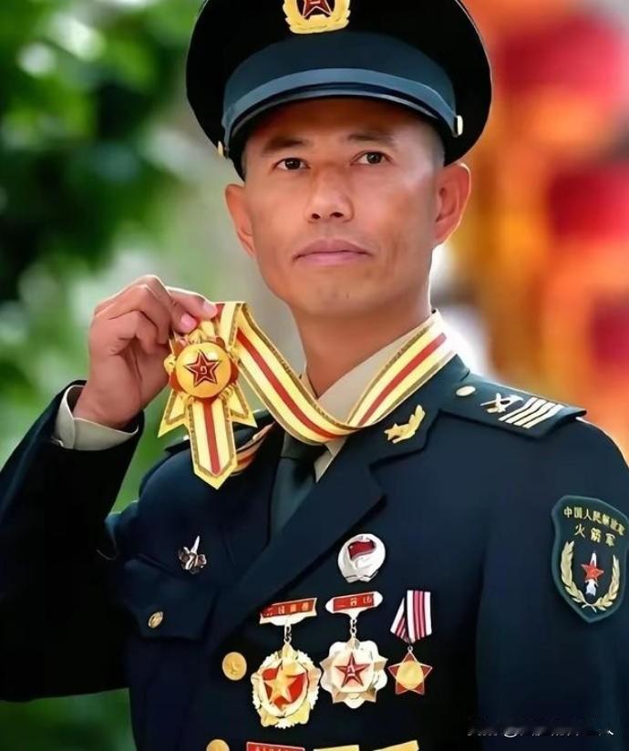 王忠心在火箭军干了34年，从普通新兵做到一级军士长。1999年他按规定退役，半年