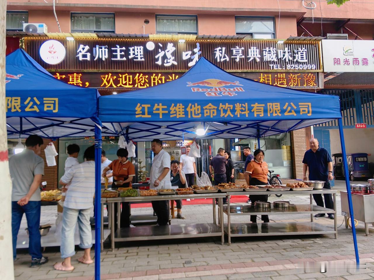 “酒店菜，地摊卖，凉拌素菜5块。”这是这个酒店的广告语。这年头，干啥容易