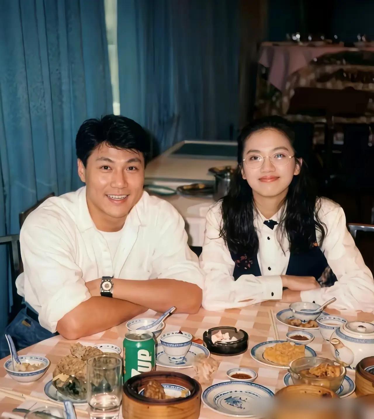 梅艳芳与林国斌在一起一共同居了3年，图中是1991年俩人同框一起吃饭，那时候梅艳