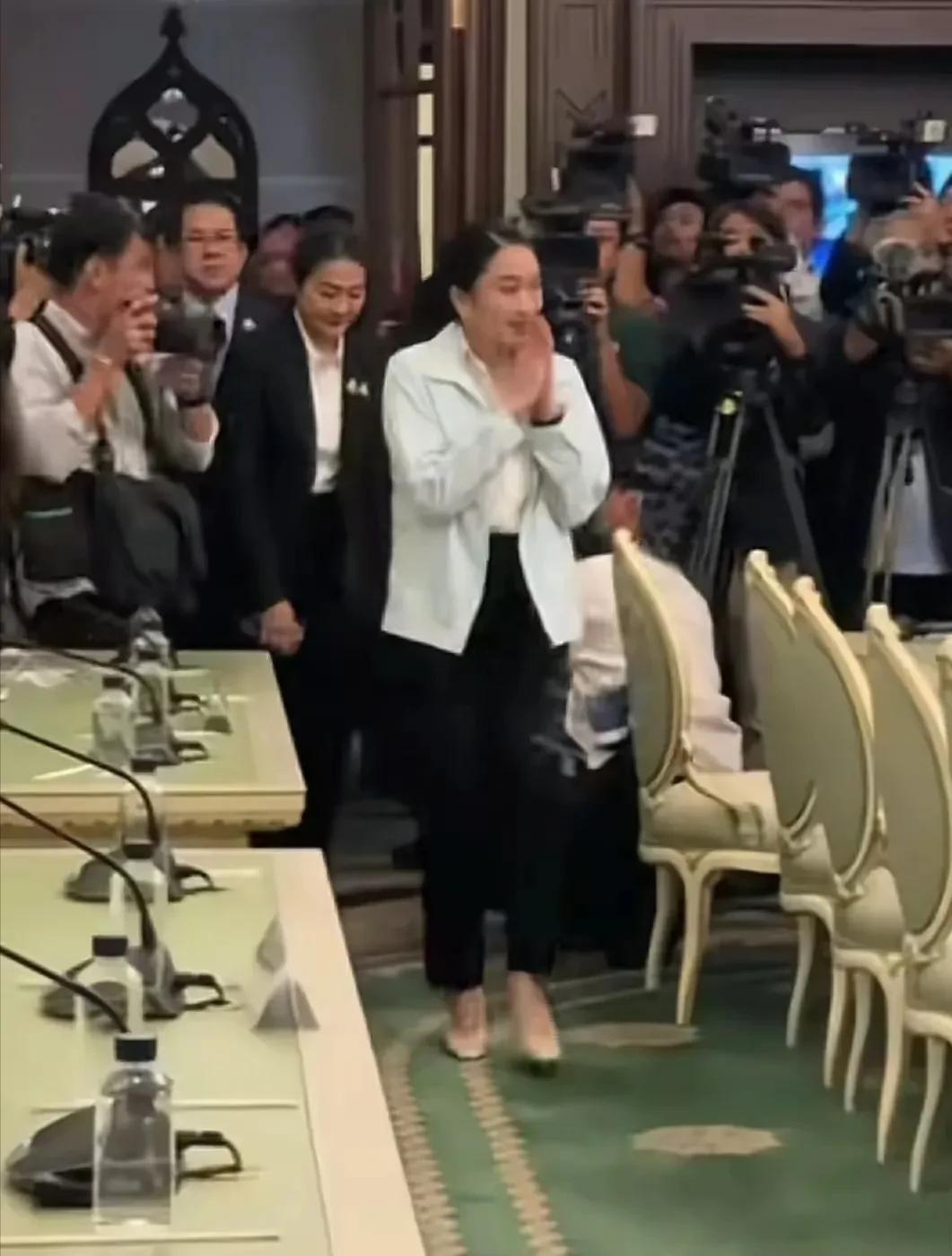 佩通坦：高啊，直接对柬埔寨断电、断网、断水、断石油。柬埔寨应该还是王室治比较稳