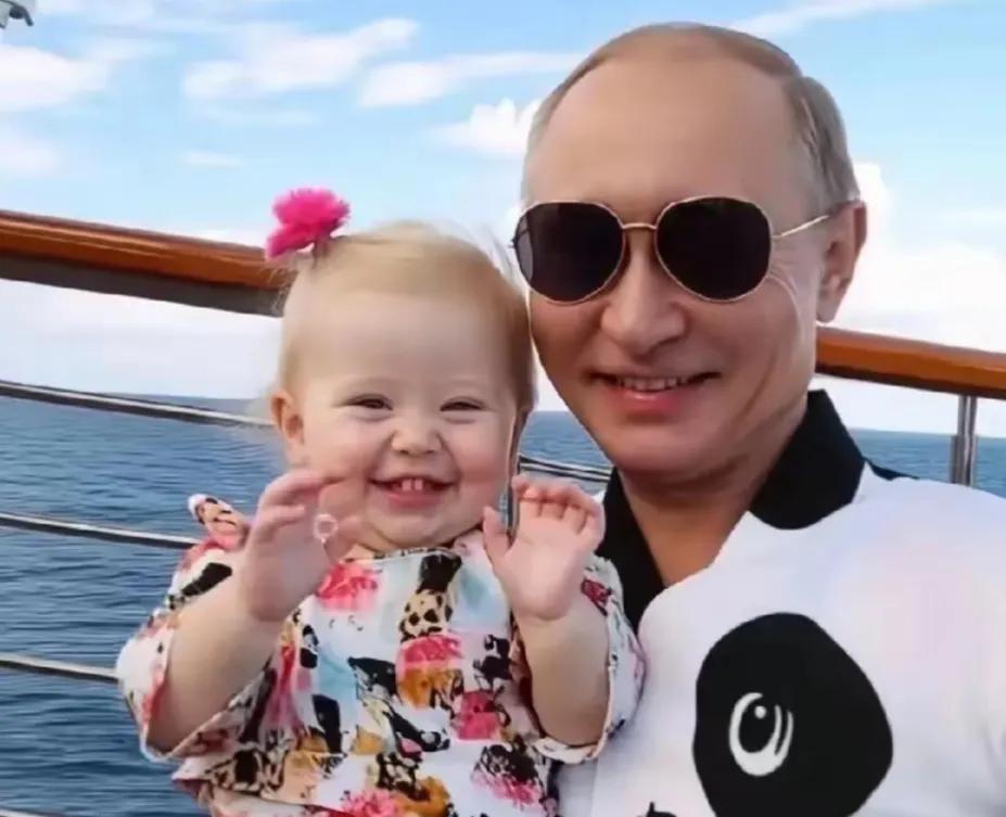 谁懂啊！平时一身硬汉气场的普大帝，跟外孙女同框居然这么软萌！照片里他笑得眼