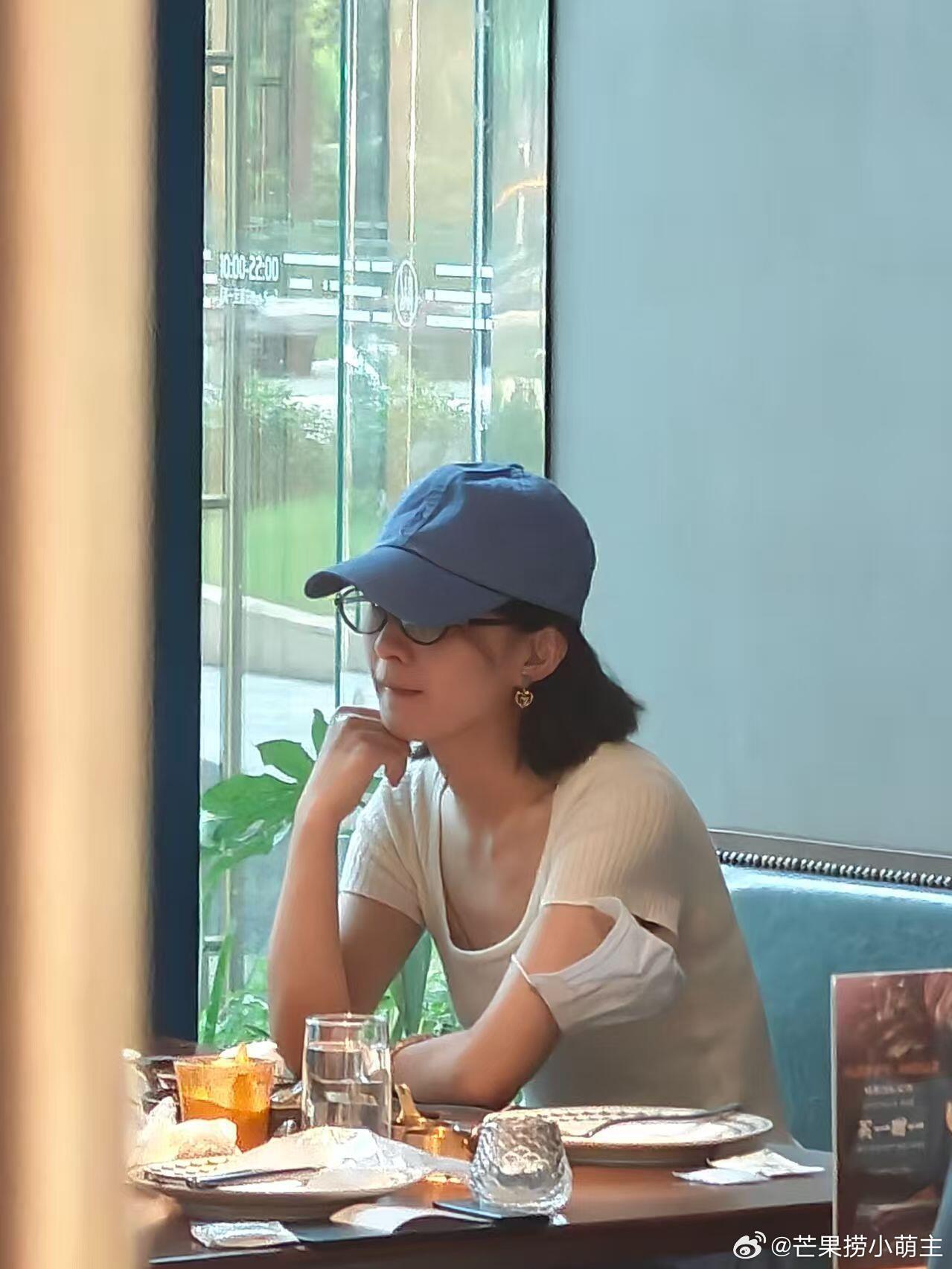 赵丽颖与好友聚餐，戴蓝帽穿白T，打扮低调简洁松弛！网友偶遇赵丽颖吃饭赵丽颖与好友