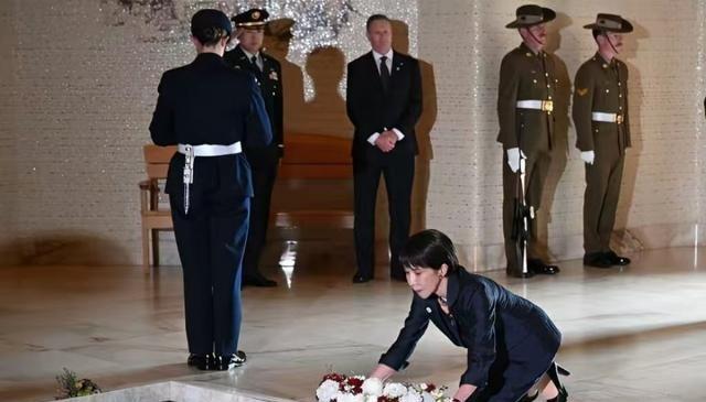高市早苗在澳大利亚这一跪，又一次将球踢给了中国！最近，一张日本首相高市早苗下跪的