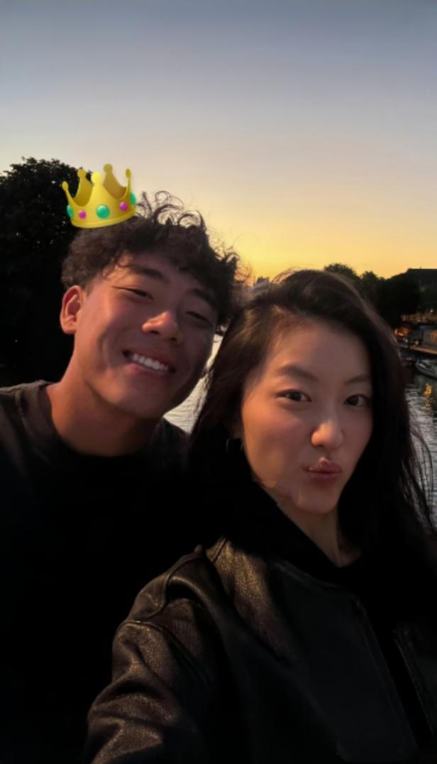 陈奕迅21岁女儿陈康堤分享自己给男友过22岁生日的自拍合影照，画面中这对情侣很是