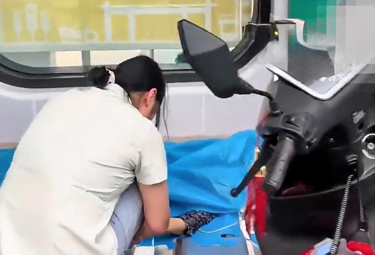 反转！银行被冤枉了如今究竟还有什么是真的？有网友发布消息称，姑妈被家人用轮椅抬