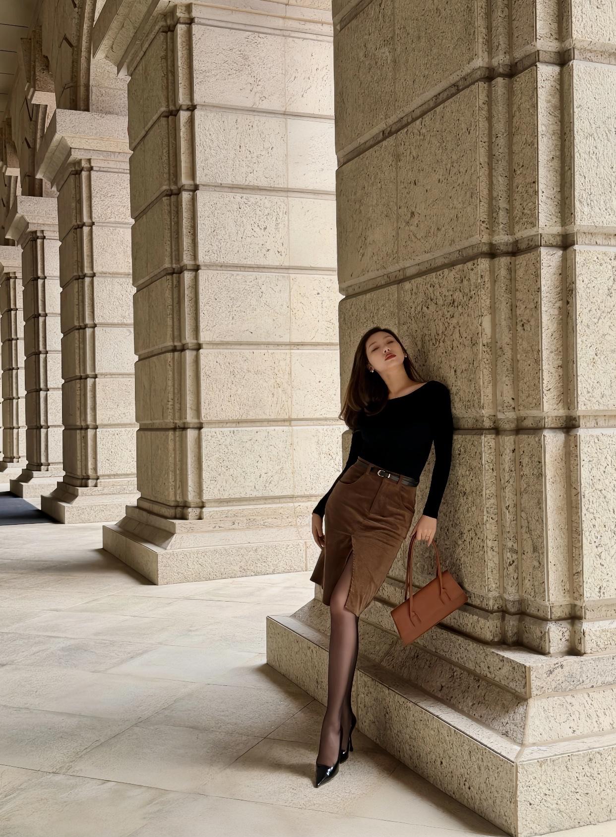 看看气质女神的穿着搭配吧优雅黑裙，复古建筑，时尚穿搭，自信满满